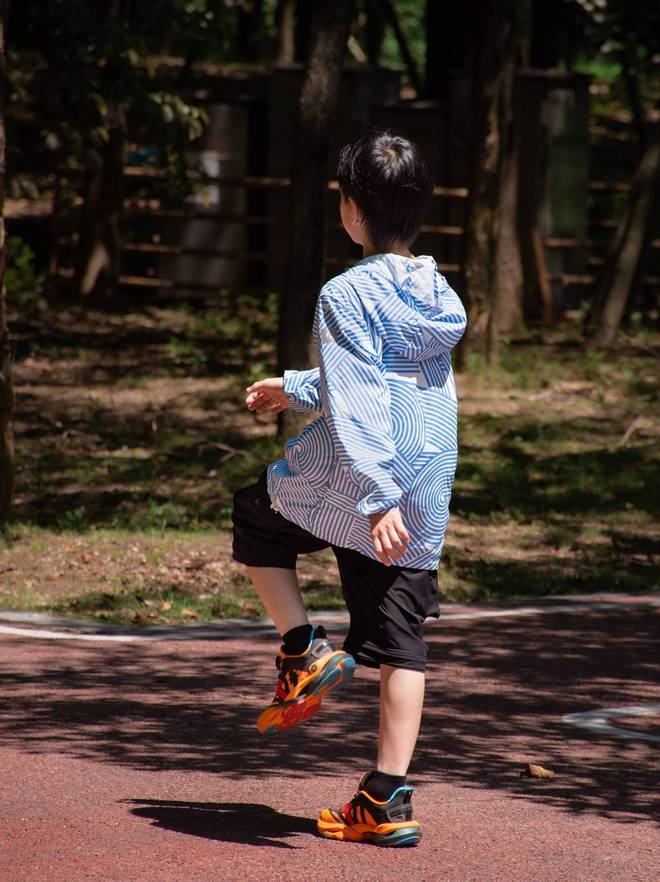 稳跑鞋”全新上市引领童鞋新升级专为运动护航而生！泰兰尼斯“(图3)