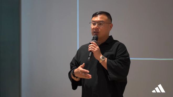 以本地化思路“再造三条纹”｜最前线上海创意中心成立20周年阿迪达斯
